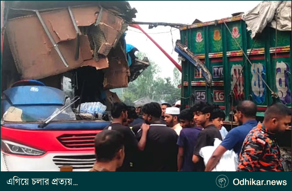 বিরামপুরে দাঁড়িয়ে থাকা ট্রাকে বাসের ধাক্কা, নিহত ২