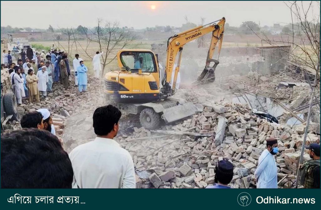 পাকিস্তানে আত্মঘাতী গাড়ি বোমা হামলায় ১২ পুলিশ সদস্য নিহত