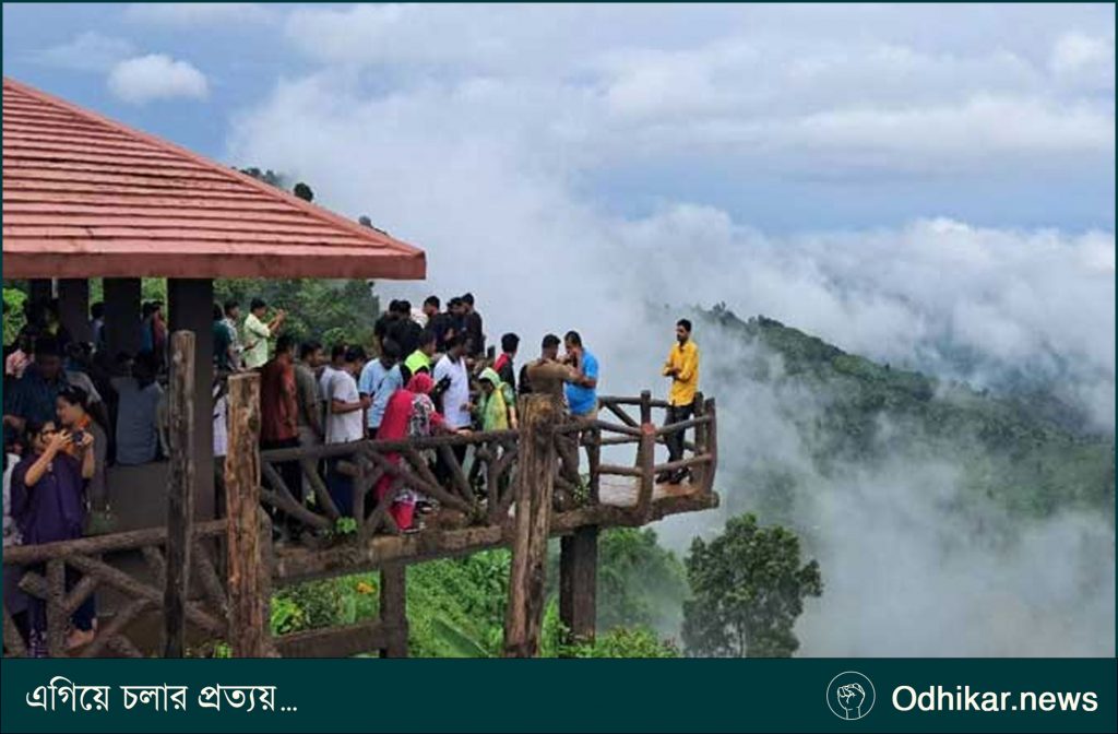 বান্দরবানে পর্যটন কেন্দ্র বন্ধ ঘোষণা, নাফাখুমে আটকা ৮৭ জন
