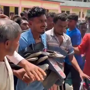 ঝিনাইদহে ছাত্রী উত্ত্যক্তের অভিযোগে যুবকের গলায় জুতার মালা
