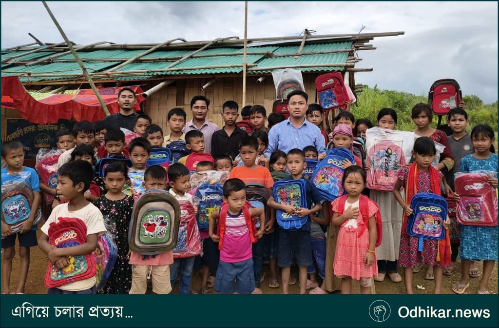 রাঙামাটির সাজেকে পাহাড়ি ছাত্র পরিষদের উদ্যোগে শিক্ষা সামগ্রী বিতরণ
