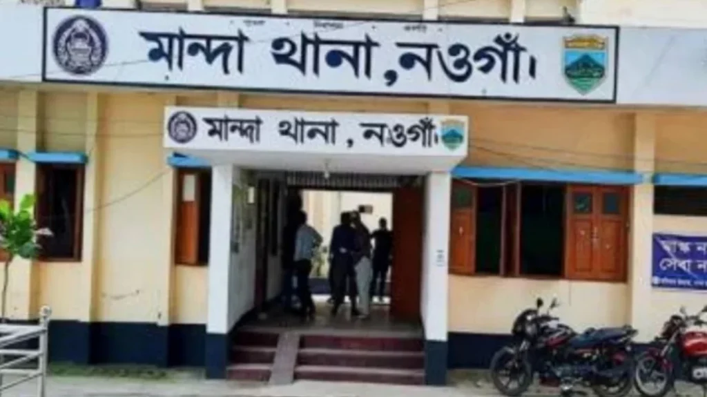 মান্দায় ডিবি পরিচয়ে চুরি, মালামালসহ ৩ ভুয়া পুলিশকে গণধোলাই দিয়ে সোপর্দ
