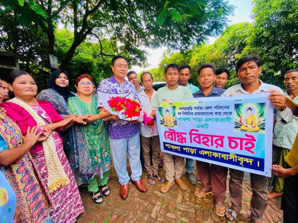 নতুন চেয়ারম্যানকে রামগড় থেকে খাগড়াছড়ি পর্যন্ত ফুলেল শুভেচ্ছা