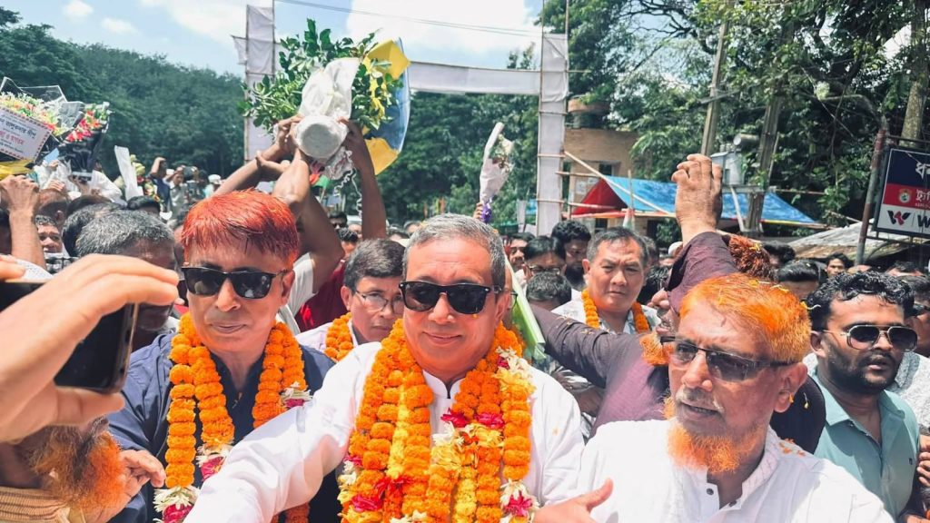 ফুলেল শুভেচ্ছায় নতুন জেলা পরিষদ, উন্নয়নের প্রত্যাশায় রাঙামাটিবাসী