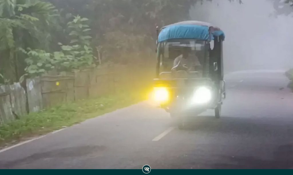 পঞ্চগড়ে হঠাৎ ঘন কুয়াশা, হেডলাইট জ্বালিয়ে চলাচল