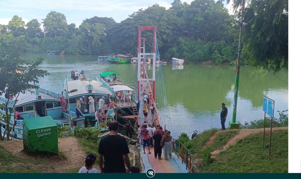 ফের পানিতে তলিয়ে গেল রাঙামাটির ঝুলন্ত সেতু, পর্যটকদের প্রবেশে নিষেধাজ্ঞা