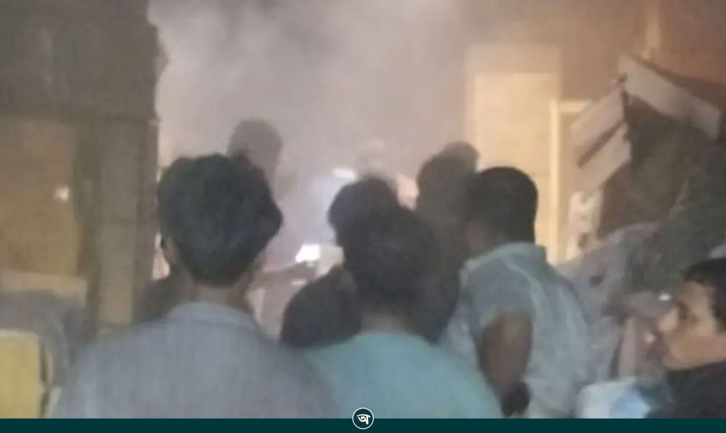 চট্টগ্রামের গোলাম রসুল মার্কেটে আগুন, নিয়ন্ত্রণে দুই ইউনিট