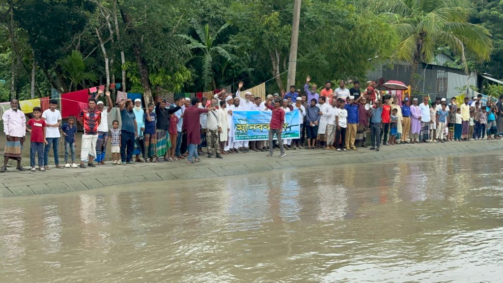 তেঁতুলিয়ার ভাঙন রোধে টেকসই বাঁধ, পটুয়াখালী-ভোলা সেতুর দাবিতে মানববন্ধন
