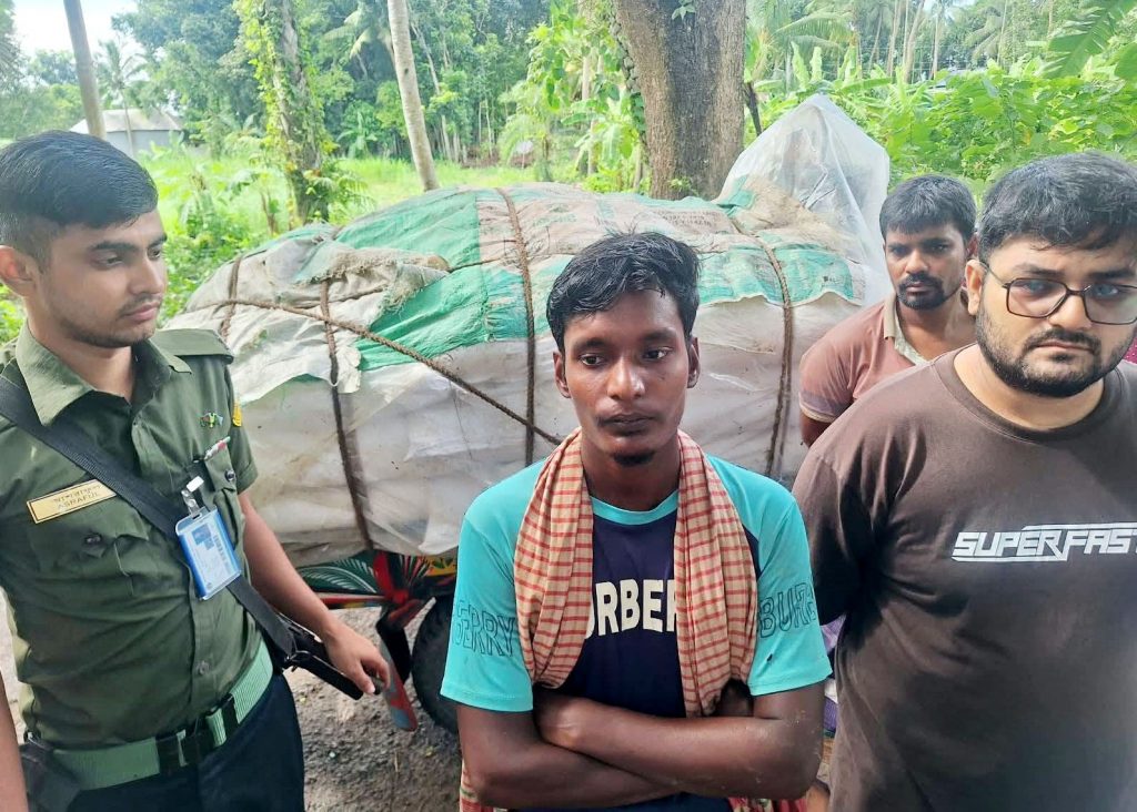পাচারকালে ২৪ বস্তা সারসহ নসিমন আটক, ডিলারকে ৩০ হাজার টাকা জরিমানা