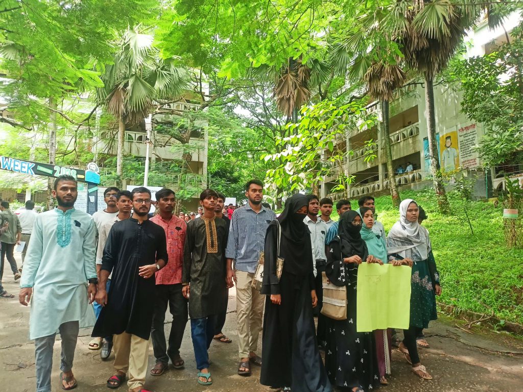 অপ্রতিম হত্যার বিচার ও ৪ দফা দাবিতে কুবিতে মৌন মিছিল