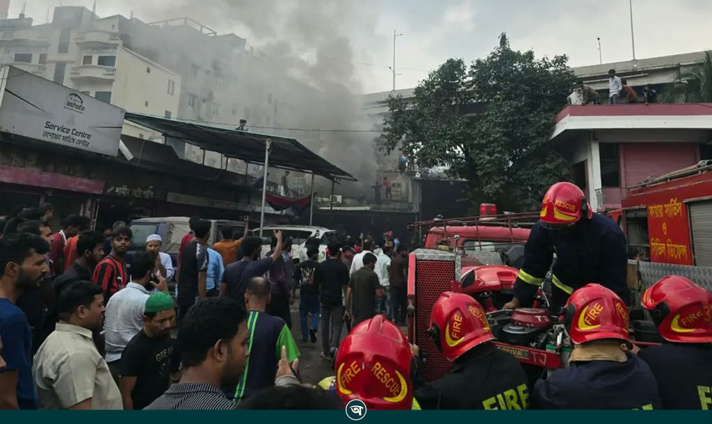 মহাখালীতে রংয়ের দোকানে আগুন, নিয়ন্ত্রণে ফায়ার সার্ভিসের দুই ইউনিট