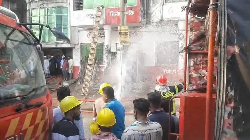 গাজীপুরে পোশাক কারখানায় আগুন; ৬৯ জনকে উদ্ধার, নিয়ন্ত্রণে ৯ ইউনিট
