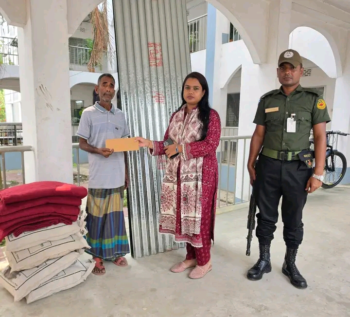 ধনবাড়ীতে আগুনে পুড়লো বসতঘর: ক্ষতিগ্রস্ত পরিবারের পাশে উপজেলা প্রশাসন