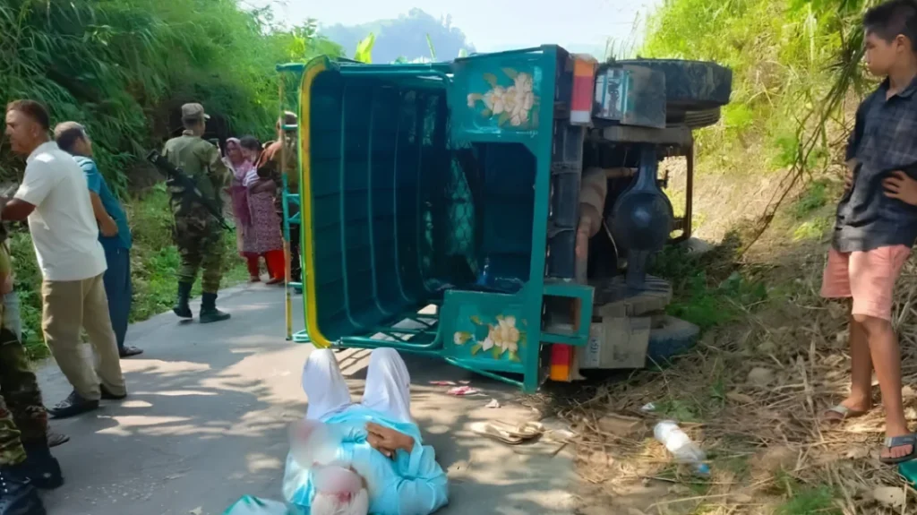সাজেকে গাড়ি উল্টে ৭ পর্যটক আহত