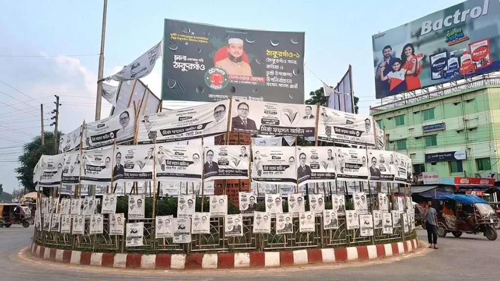 ঠাকুরগাঁওয়ে ব্যানার-বিলবোর্ডে ঢাকা পড়েছে জুলাই স্মৃতিস্তম্ভ