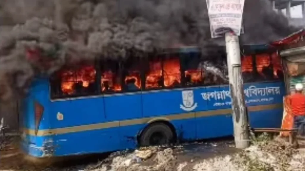 জগন্নাথ বিশ্ববিদ্যালয়ের বাসে আগুন