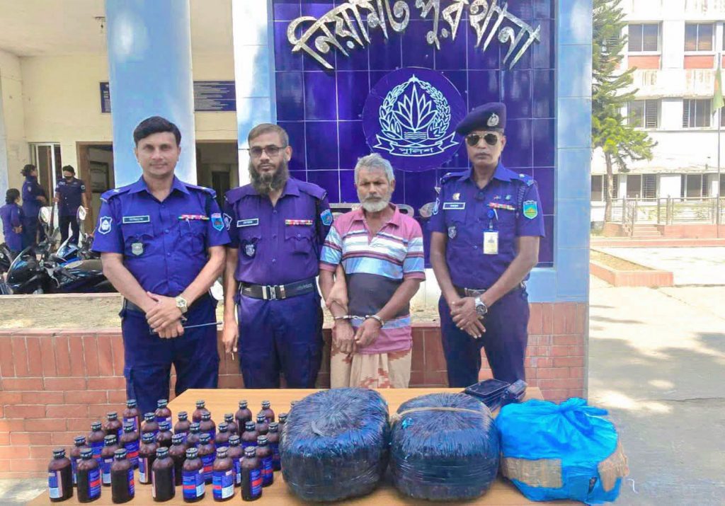 নওগাঁয় মাদক বিরোধী অভিযানে ৩৪ পিস ফেন্সিডিল ও সাড়ে সাত কেজি গাঁজাসহ গ্রেফতার ১
