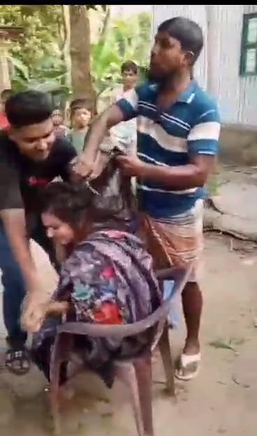 পরকীয়ার অভিযোগ তুলে প্রবাসীর স্ত্রীর চুল কাটলো দুই যুবক, ভিডিও ভাইরাল