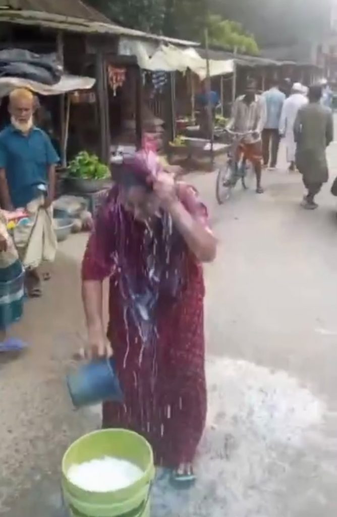 ফরিদপুরে নেশাগ্রস্ত স্বামীর কাছ থেকে মেয়েকে ছাড়িয়ে এনে দুধ দিয়ে গোসল করলেন মা, ভিডিও ভাইরাল