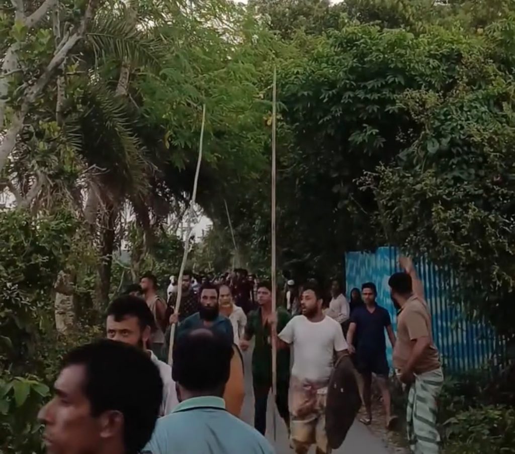 সালথায় মাদ্রাসাছাত্রীদের উত্ত্যক্ত করাকে কেন্দ্র করে সংঘর্ষ, দোকান ভাঙচুর: আহত ১০