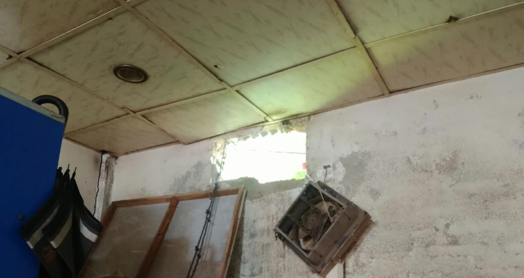 গ্যাস ফ্যান কেটে কীটনাশকের দোকানে চুরি