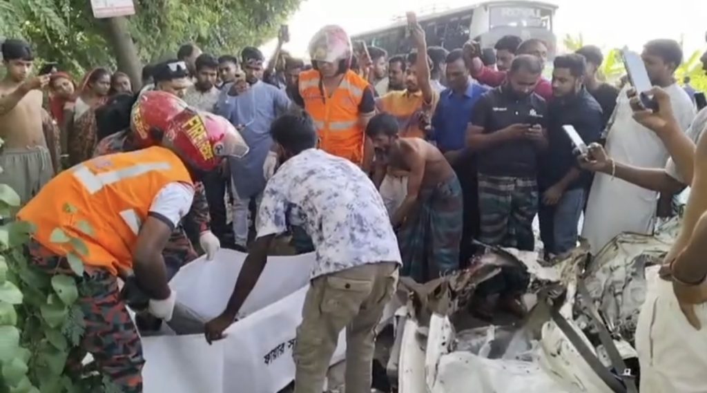 ফরিদপুরে এম্বুলেন্স-বাস মুখোমুখি সংঘর্ষ,নিহত-৩, আহত ৪