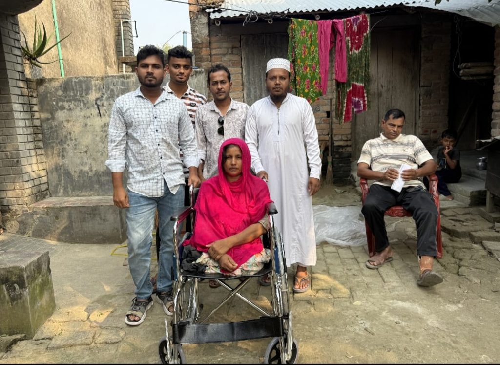 ফেসবুকে সহায়তা চেয়ে পোস্ট, কালীগঞ্জে দুই পা হারানো অসহায় নারী পেলেন হুইল চেয়ার