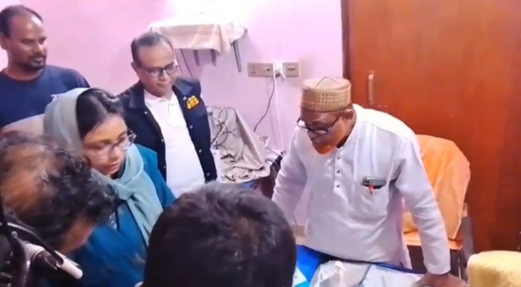 নওগাঁর মহাদেবপুরে লাইসেন্সবিহীন তিন প্রতিষ্ঠানে অভিযান, দুইজনের কারাদণ্ড ও ৮০ হাজার টাকা জরিমানা
