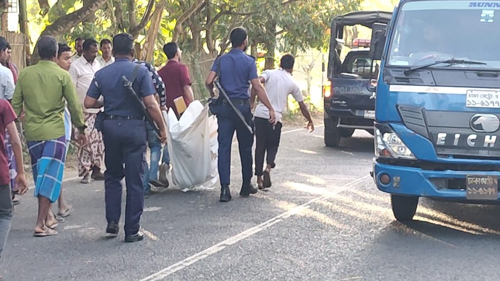 বাসের সামনে ছিটকে পড়ে মোটরসাইকেল আরোহী নিহত, আহত বন্ধু হাসপাতালে