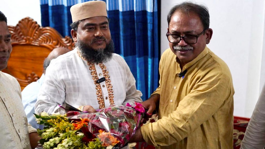 ভোটে পরাজিত জামায়াত প্রার্থীর বাসায় ফুল-মিষ্টি নিয়ে গেলেন বিএনপির প্রার্থী মির্জা ফয়সল