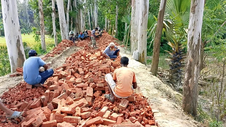 নওগাঁয় কোটি টাকার সড়ক নির্মাণে নিম্নমানের ইট-বালু ব্যবহারের অভিযোগ