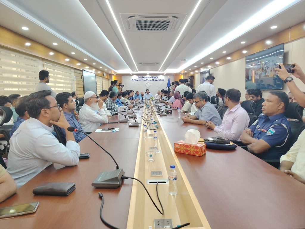 আইন শৃঙ্খলা ও সামাজিক নিরাপত্তা নিশ্চিতের লক্ষ্যে কুবিতে মতবিনিময় সভা