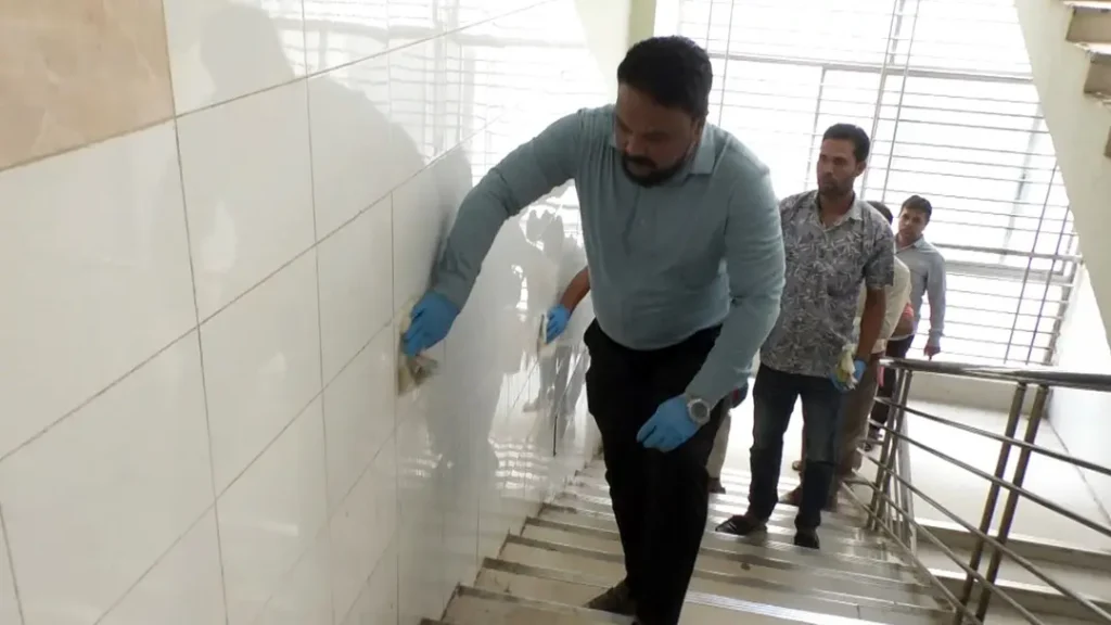 নিজেই হাসপাতাল পরিষ্কারে নামলেন আরএমও