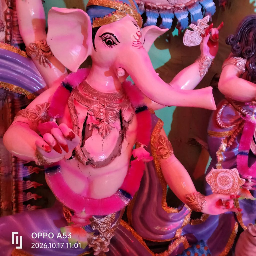 নওগাঁয় দূর্গা পূজায় কুড়াল দিয়ে ভেঙে দিল গনেশ প্রতিমা